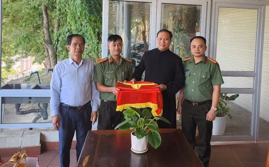 Công an thành phố trao tặng cờ Tổ quốc cho Giáo xứ Thanh Sơn. Ảnh: CB