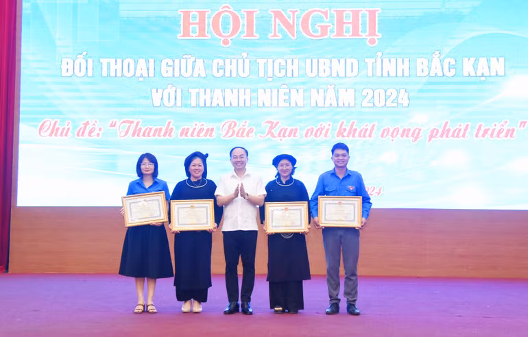 Nhiều tập thể, cá nhân có thành tích xuất sắc được nhận Bằng khen, phần thưởng của Chủ tịch UBND tỉnh Bắc Kạn.
