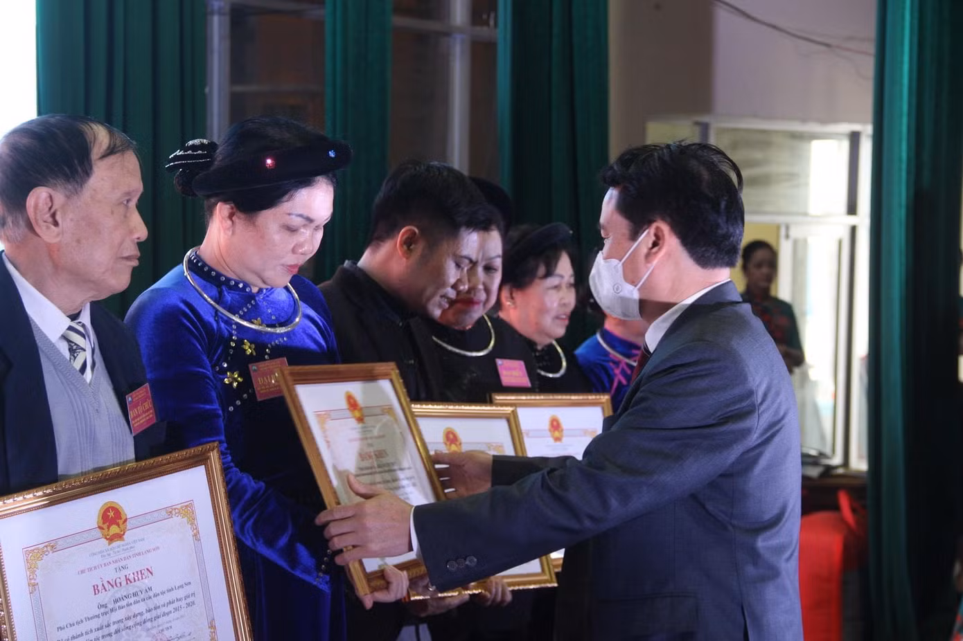 Một số nghệ nhân tiêu biểu được nhận Bằng khen của Chủ tịch UBND tỉnh Lạng Sơn. Ảnh: TL