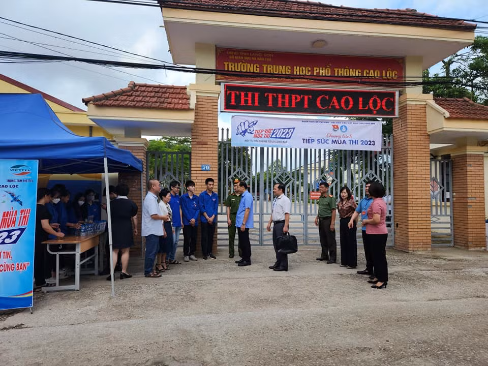 Đoàn công tác của tỉnh Lạng Sơn, huyện Cao Lộc kiểm tra công tác thi tại điểm trường THPT Cao Lộc. Ảnh: Duy Chiến