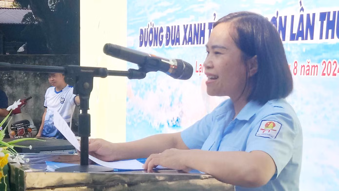Chị Hoàng Thị Liễu - Phó Giám đốc Cung Thanh thiếu nhi tỉnh Lạng Sơn phát biểu khai mạc giải bơi. Ảnh: Duy Chiến
