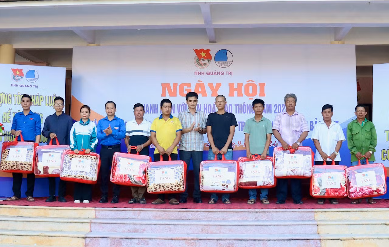 Ban tổ chức chương trình tặng mũ bảo hiểm cho các em học sinh bậc THPT trên địa bàn TP Đông Hà.