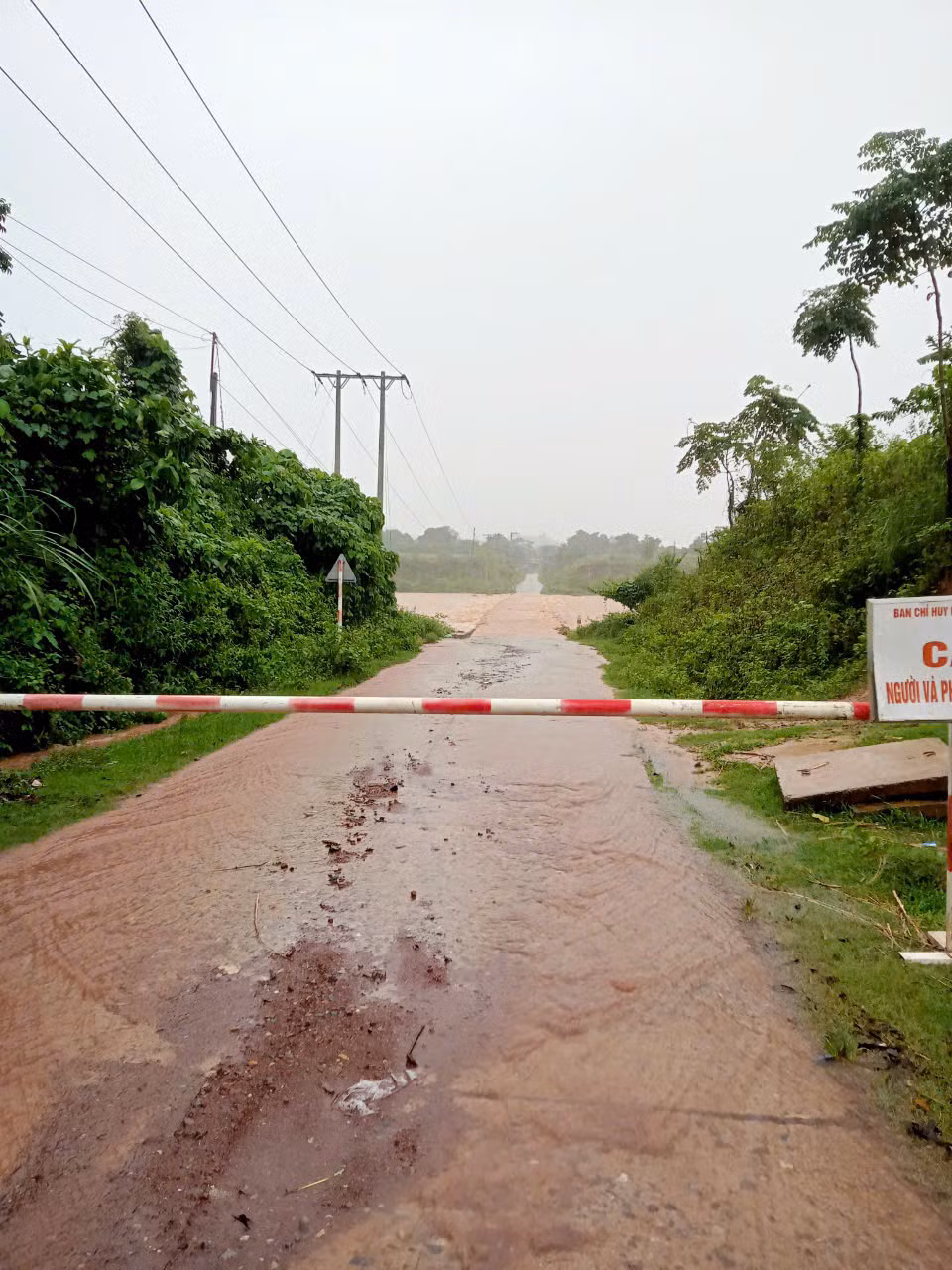 Tràn Ly Tôn ở xã Tà Long, huyện Đakrông bị ngập sâu.