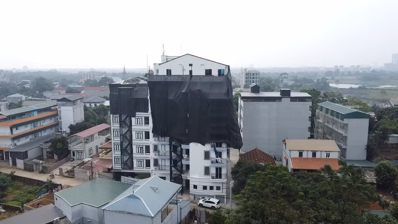 Theo đó, dọc đường Phú Hữu (xã Tân Xã), cách tòa chung cư mini My Home cao 9 tầng với cả trăm căn hộ xây “chui” chỉ mấy trăm mét có đến gần chục tòa chung cư đang "trùm mền" để tháo dỡ phần vi phạm.