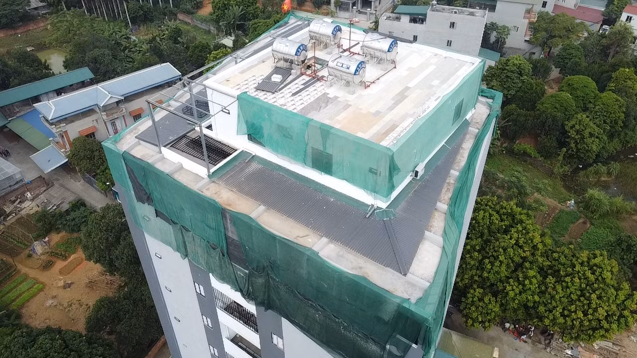 Nhiều công trình mới quây bạt, che chắn chưa tiến hành tháo dỡ phần vi phạm.
