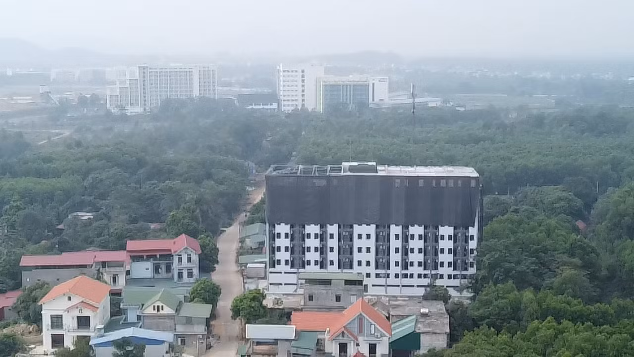 Theo lãnh đạo UBND huyện Thạch Thất, đối với tòa nhà này vi phạm đã rõ. Hiện chủ đầu tư có đơn xin tự tháo dỡ, thời gian kéo dài đến hết tháng 12. "Quan điểm của huyện là sai phạm phải xử lý nghiêm, không có vùng cấm. Đối với tòa nhà My Home chủ đầu tư đang tháo dỡ phần mái. Trước mắt, huyện yêu cầu chủ đầu tư phá dỡ đến tầng 5, đồng thời trong quá trình phá dỡ phải che chắn, đảm bảo an toàn. Trong trường hợp chủ công trình không phá dỡ theo cam kết, huyện sẽ tiến hành cưỡng chế, phá dỡ phần công trình vi phạm theo quy định", lãnh đạo UBND huyện Thạch Thất thông tin.