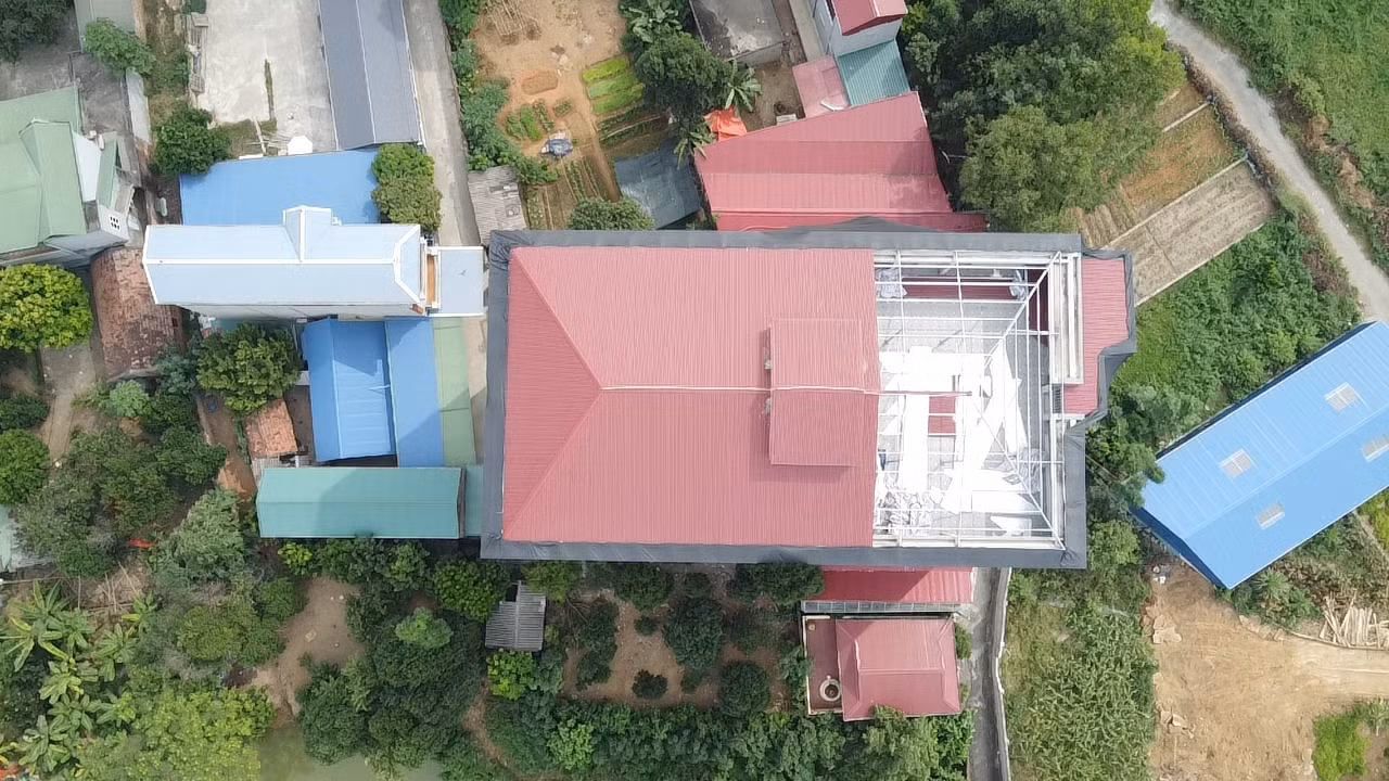 Trong khi đó, một số chủ đầu tư đang bắt đầu tháo dỡ phần mái tôn phía trên.