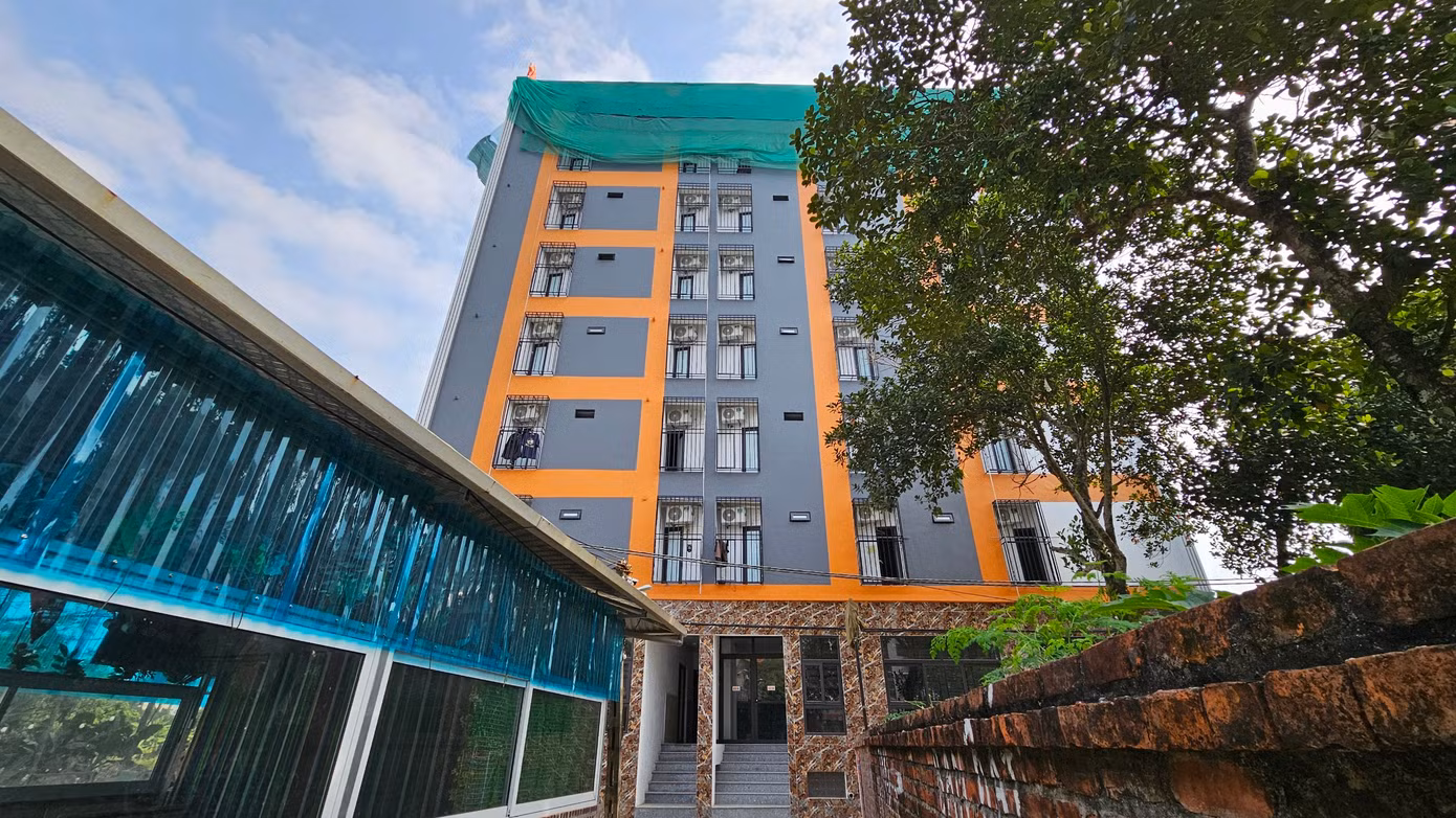 Tòa “Chung Cư Mini cao cấp Luxuzy Building Phương Linh” cũng trên đường Phú Hữu đang tự tháo dỡ phần vi phạm.