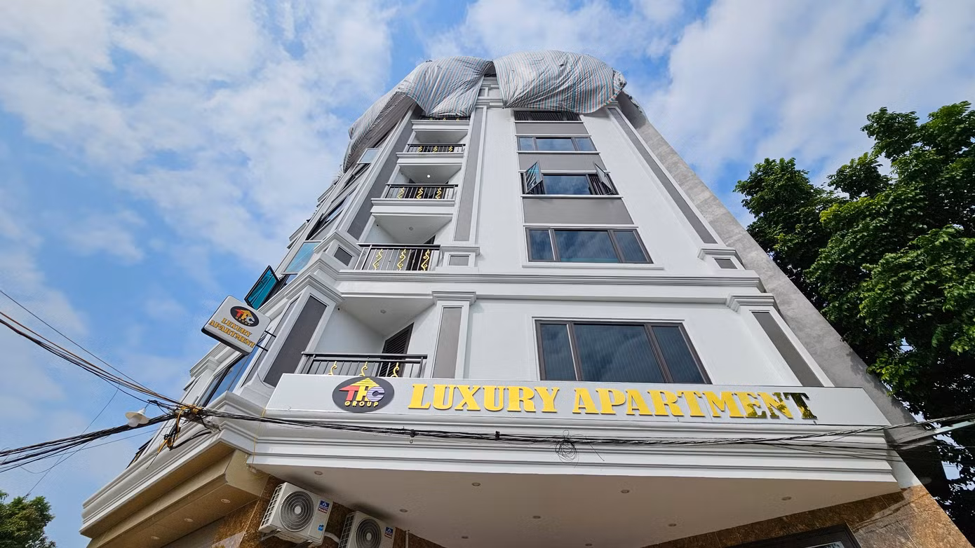 Tòa chung cư mini Luxury Apartment trên đường Phú Hữu xây 8 tầng với hàng chục căn hộ.