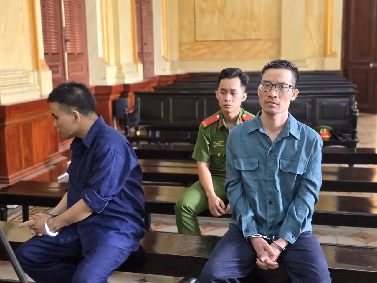 Hai bị cáo Nguyễn Văn Chung và Nguyễn Văn Phú tại phiên tòa.