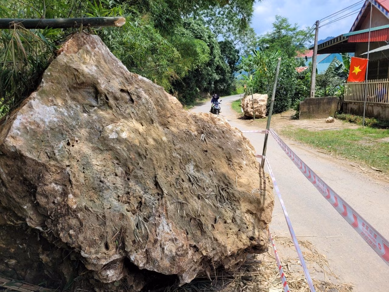 Nhiều tảng đá lớn rơi xuống đường