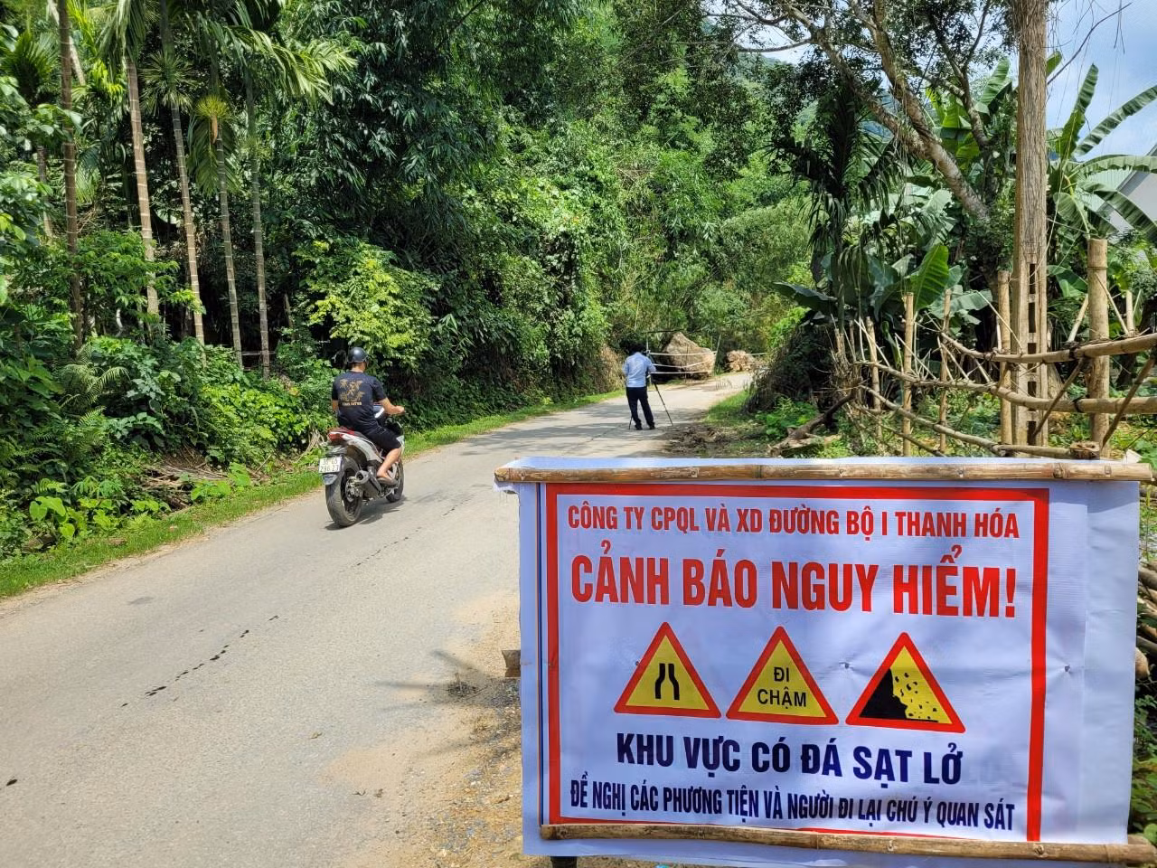 Hiện trường đá sạt lở