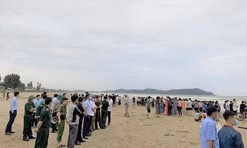 Cơ quan chức năng, gia đình tìm kiếm thi thể 2 anh em ở xã Hải Thanh, thị xã Nghi Sơn (Thanh Hoá) bị sóng biển cuốn trôi chiều ngày 16/5/2022.
