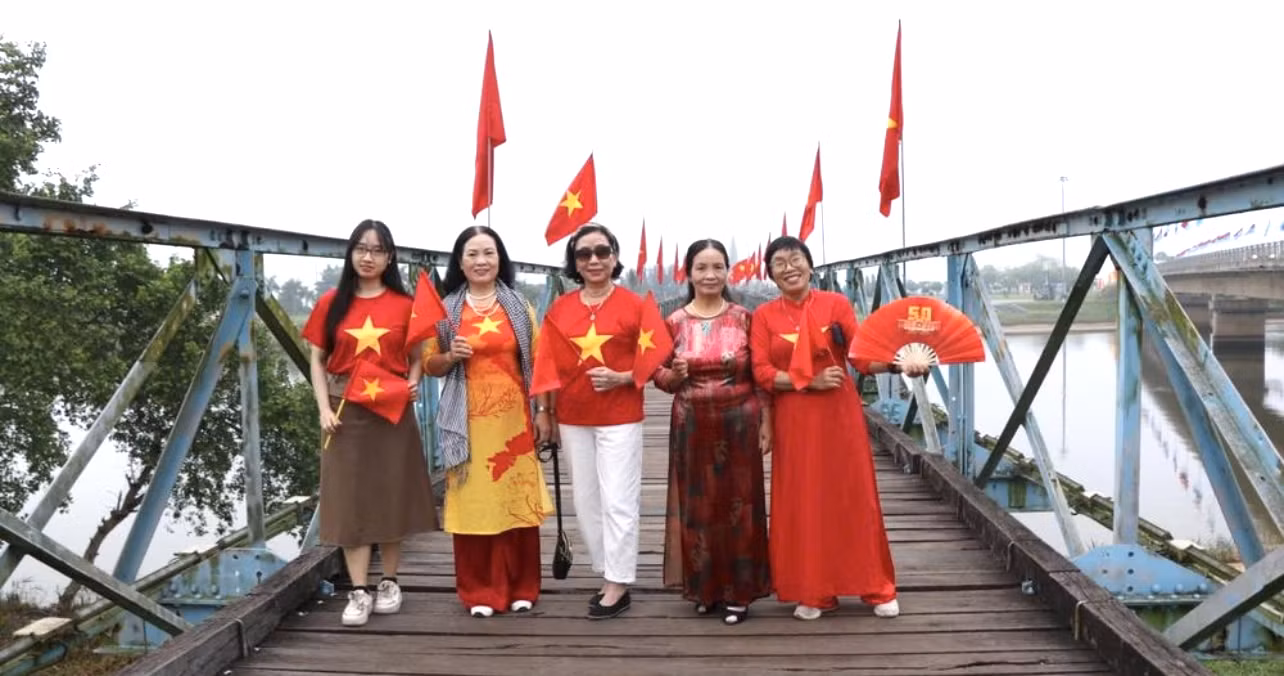Người dân hân hoan chụp ảnh trên cây cầu Hiền Lương lịch sử