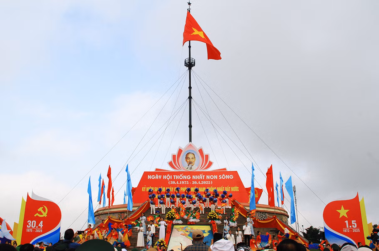 Cờ Tổ quốc tung bay trên đỉnh Kỳ đài Hiền Lương