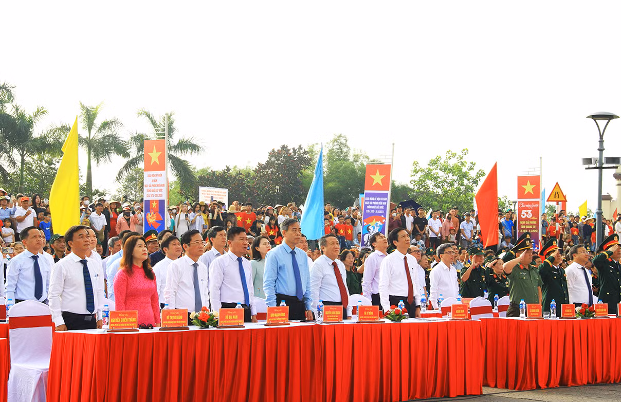 Các đại biểu tham dự buổi Lễ Thượng cờ “Thống nhất non sông”