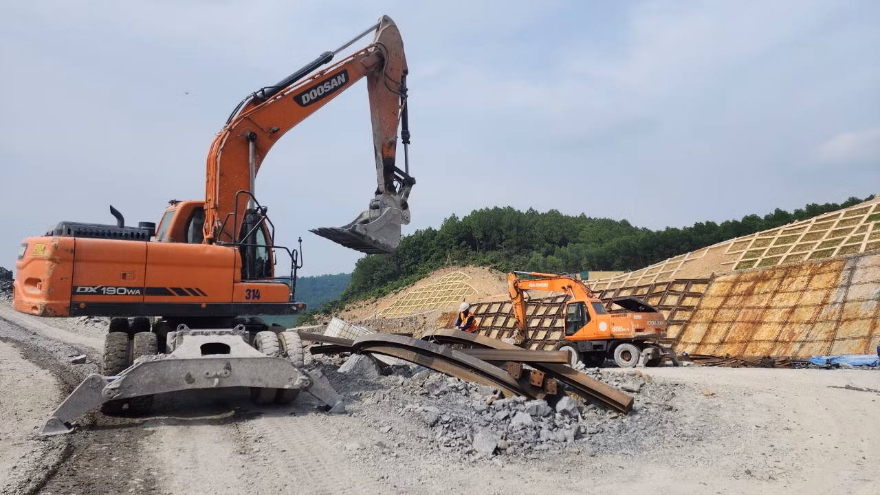 Thời điểm chúng tôi có mặt, hàng trăm công nhân đang hối hả làm việc trên công trường. Bên ngoài, máy móc, đất đá đang được công nhân vận chuyển đi nơi khác.