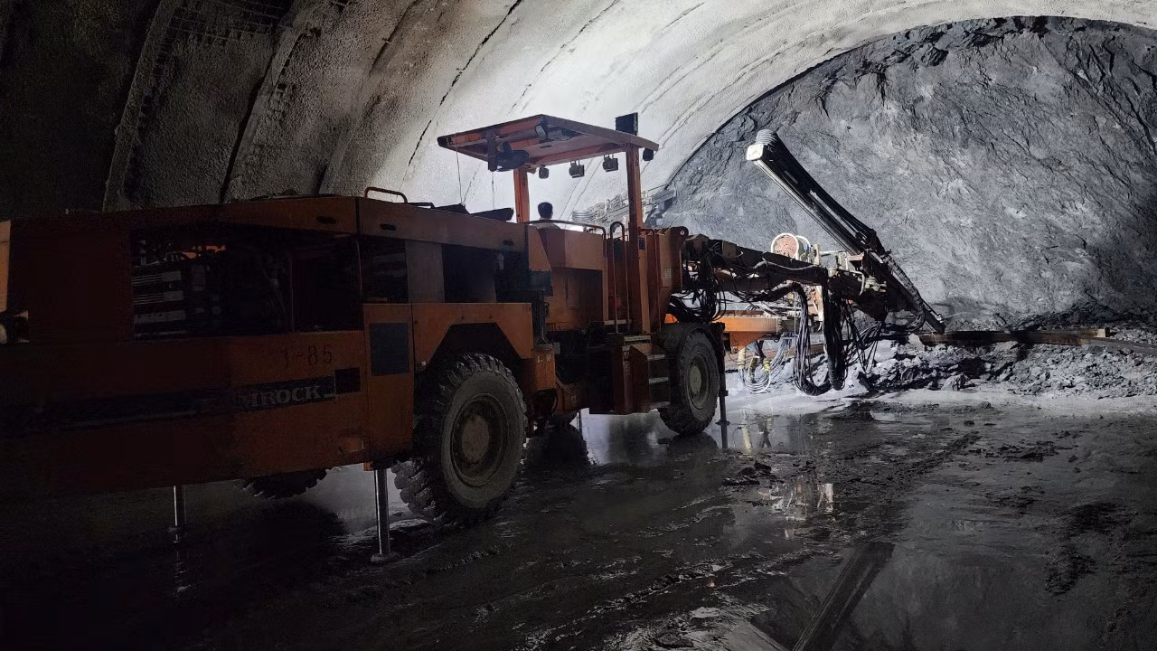Công nhân đang tiến hành khoan sâu vào lòng núi.