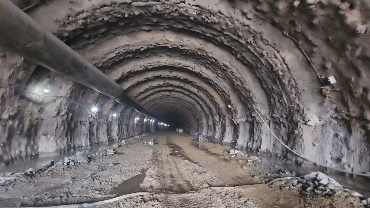 Hiện tại, đơn vị thi công đã khoan sâu vào núi được hơn 700 m, còn nhánh trái phía Nam hầm khoảng gần 300 m.