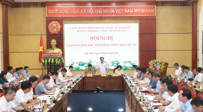 Bí thư Thành ủy Hà Nội Đinh Tiến Dũng chủ trì hội nghị ngày 17/8
