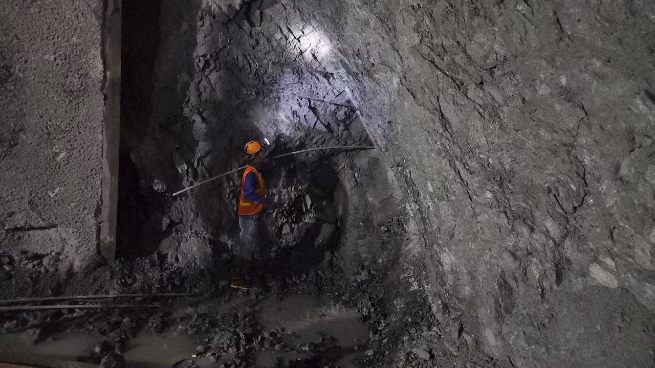Công nhân tiến hành thăm dò địa chất trong lòng núi. Dự kiến tháng 5/2024 sẽ hoàn thiện cơ bản được hầm Thần Vũ theo đúng tiến độ.