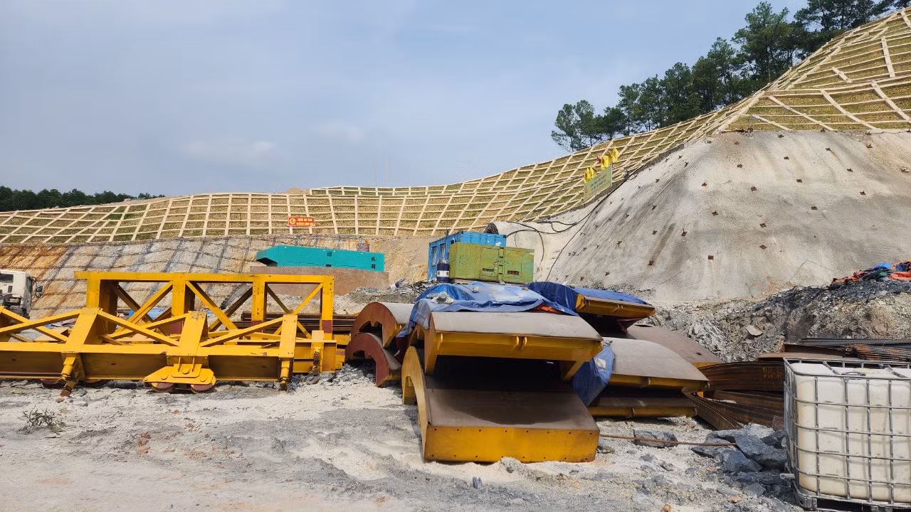 Để đảm bảo tiến độ, từ nhiều ngày qua, đơn vị thi công đã tăng ca đến 22h hàng ngày.