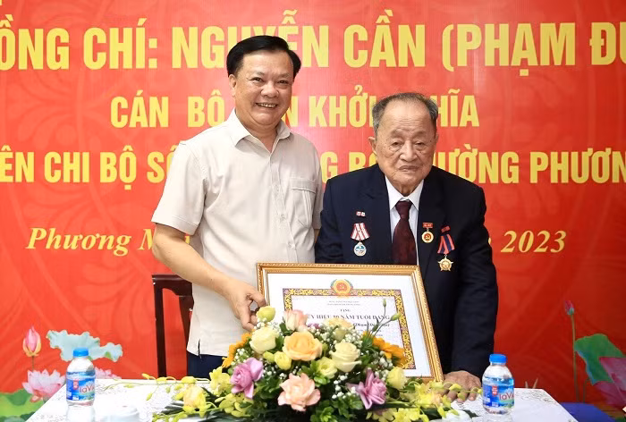 Bí thư Thành ủy Đinh Tiến Dũng trao Huy hiệu 80 năm tuổi Đảng tặng đồng chí Nguyễn Cần.
