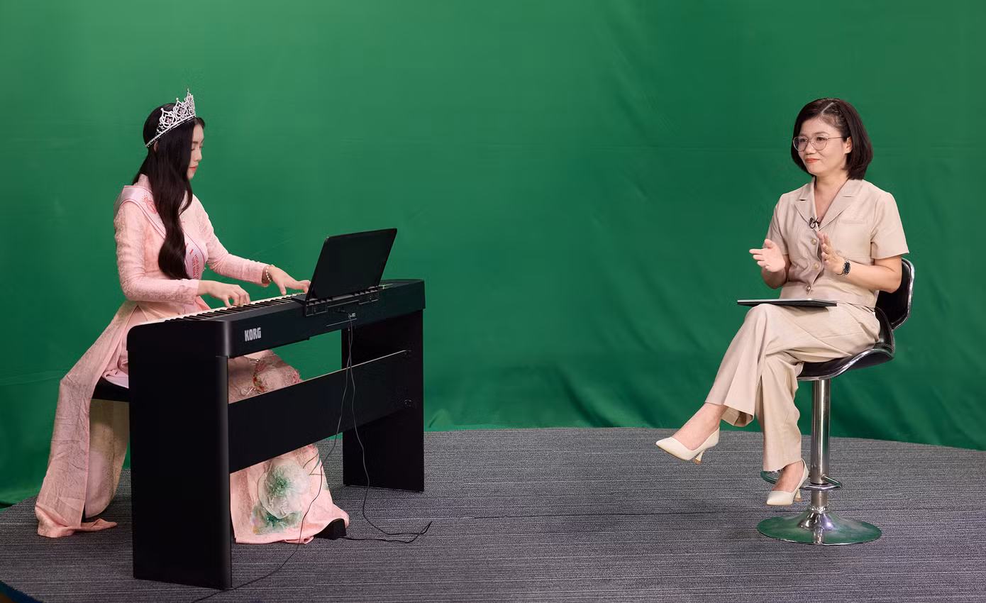Xuất hiện trong trường quay, Á hậu Châu Anh gây bất ngờ khi trổ tài đánh đàn piano. Châu Anh hiện công tác tại khoa Âm nhạc, Đại học Văn hóa Nghệ thuật - Quân đội đồng thời theo học chuyên ngành piano tại Học viện Âm nhạc Quốc gia Việt Nam. Châu Anh cho biết mình sinh ra trong một gia đình có truyền thống nghệ thuật, vì thế bản thân sớm được nuôi dưỡng tình yêu với âm nhạc.