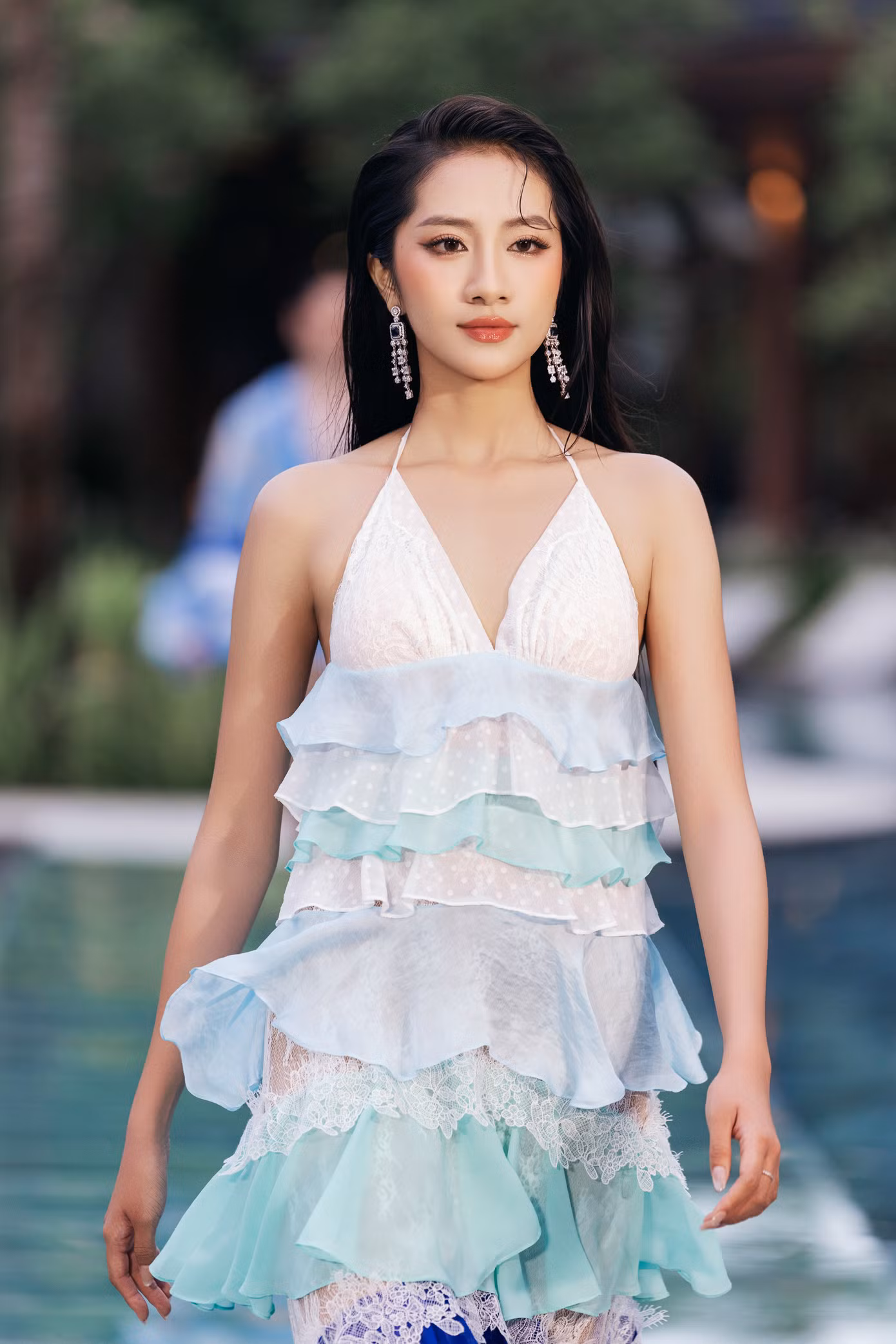 Tân hoa hậu để lại ấn tượng với khán giả trong lần đầu trình diễn trên sàn catwalk sau đăng quang.