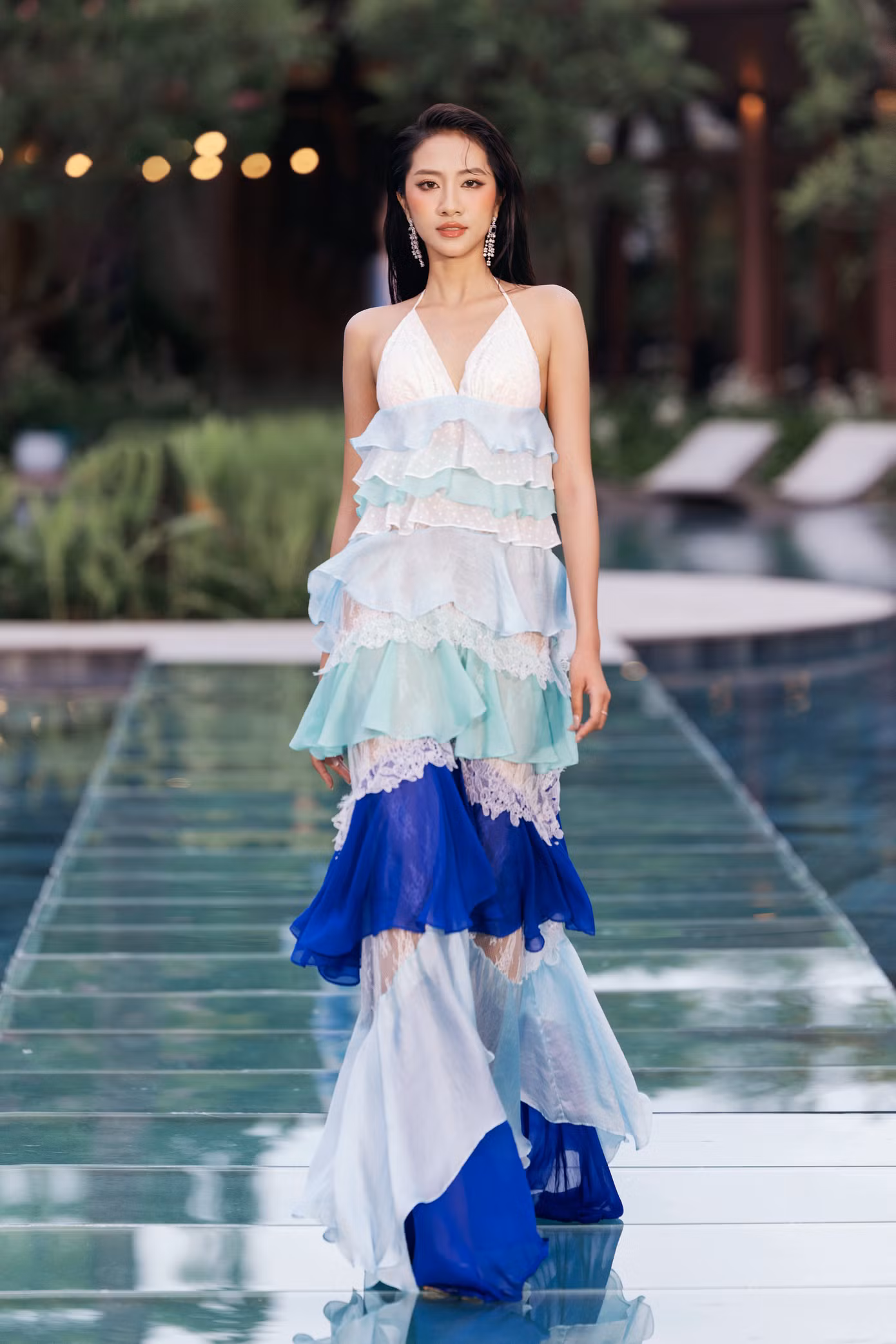 Tân hoa hậu để lại ấn tượng với khán giả trong lần đầu trình diễn trên sàn catwalk sau đăng quang.