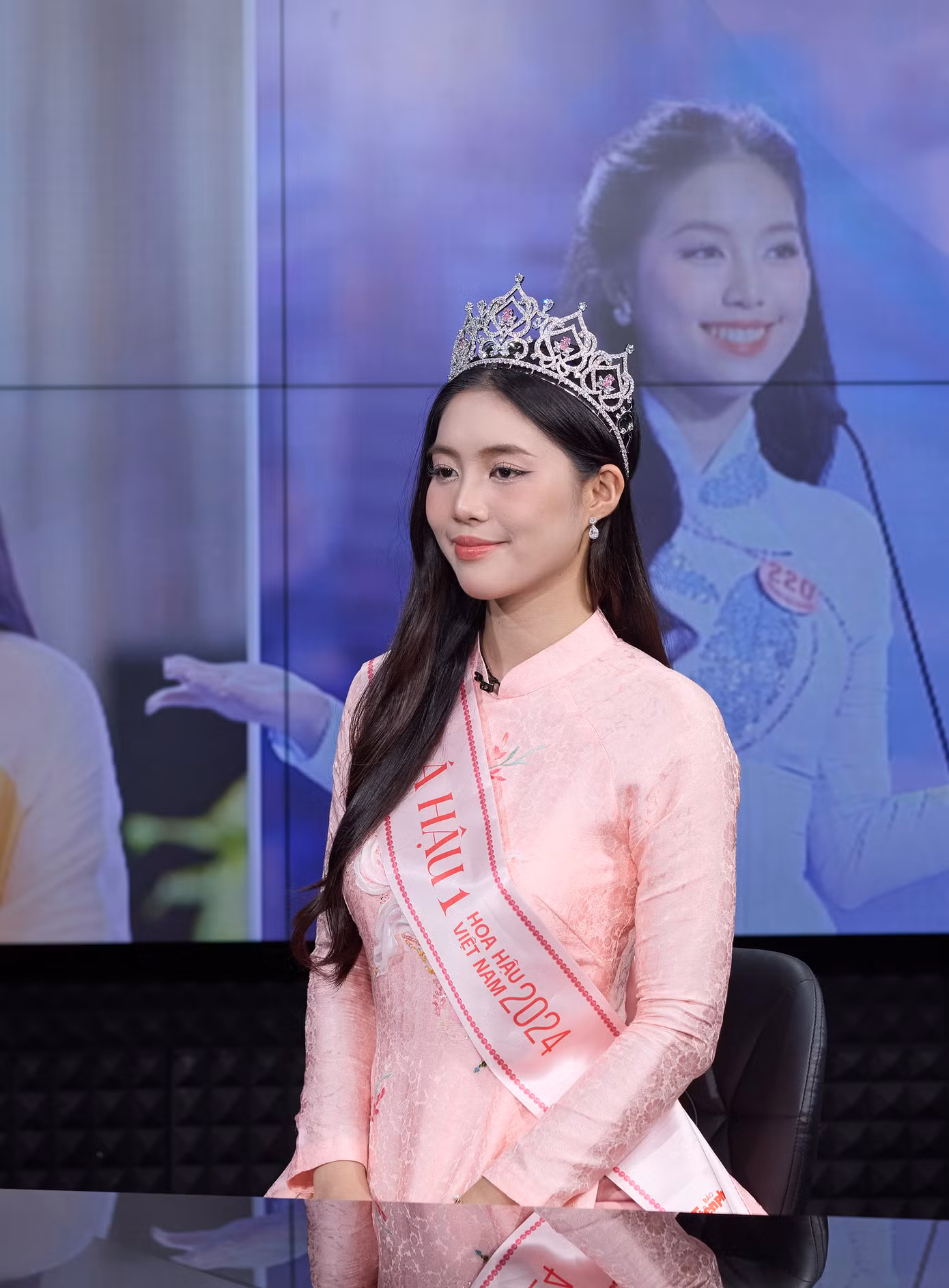 Châu Anh chọn học thêm piano tại Học viện Âm nhạc Quốc gia Việt Nam ngay sau khi tốt nghiệp hệ trung cấp tại Đại học Văn hóa Nghệ thuật Quân đội. Thời thơ ấu, cô là đứa trẻ ốm yếu và rụt rè, luôn cảm thấy tự ti về bản thân. Khi ấy, cô thường thu mình lại, ngại giao tiếp và ít thể hiện cảm xúc. Châu Anh nói âm nhạc và cây đàn piano đã đến như một liều thuốc giúp cô chữa lành.