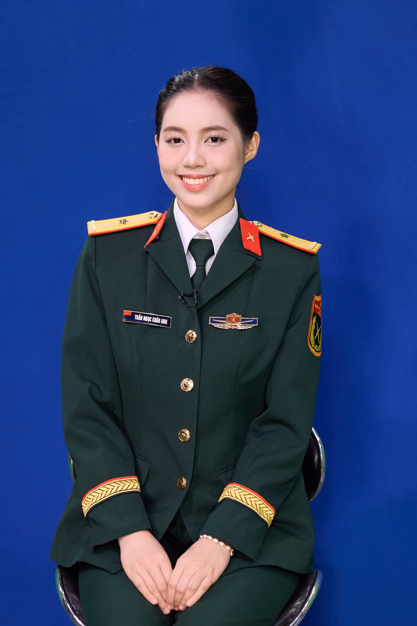 Không đội vương miện lấp lánh, Châu Anh trở về với hình ảnh giản dị của nữ quân nhân. "Đây là lần đầu sau nửa năm qua, tôi mặc lại quân phục. Tôi thấy bồi hồi, một chút lạ lẫm vì giờ đây bên cạnh vương vị là nữ quân nhân, tôi còn mang trên mình danh hiệu Á hậu. Điều đó càng nhắc nhở tôi về mục đích đến với cuộc thi, đó là lan tỏa nét đẹp của nữ quân nhân, phẩm chất của Bộ đội Cụ Hồ", cô chia sẻ.