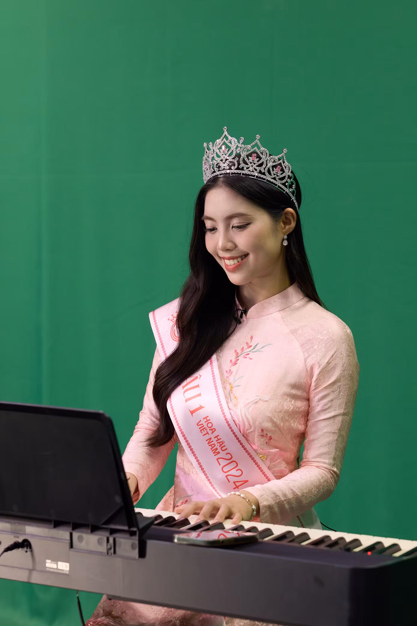 Châu Anh chọn học thêm piano tại Học viện Âm nhạc Quốc gia Việt Nam ngay sau khi tốt nghiệp hệ trung cấp tại Đại học Văn hóa Nghệ thuật Quân đội. Thời thơ ấu, cô là đứa trẻ ốm yếu và rụt rè, luôn cảm thấy tự ti về bản thân. Khi ấy, cô thường thu mình lại, ngại giao tiếp và ít thể hiện cảm xúc. Châu Anh nói âm nhạc và cây đàn piano đã đến như một liều thuốc giúp cô chữa lành.