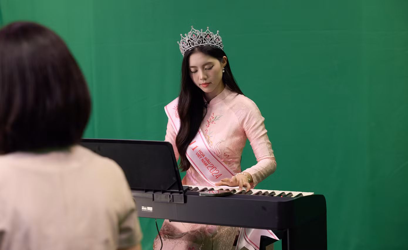 Trong quá trình tham dự Hoa hậu Việt Nam 2024, Trần Ngọc Châu Anh nhiều lần thể hiện tài năng piano và nhận được sự yêu thích của các thí sinh. Á hậu 1 Hoa hậu Việt Nam 2024 từng chia sẻ âm nhạc là nơi nuôi dưỡng tâm hồn còn binh nghiệp là con đường giúp cô rèn luyện bản thân và tiếp nối truyền thống vẻ vang của gia đình.