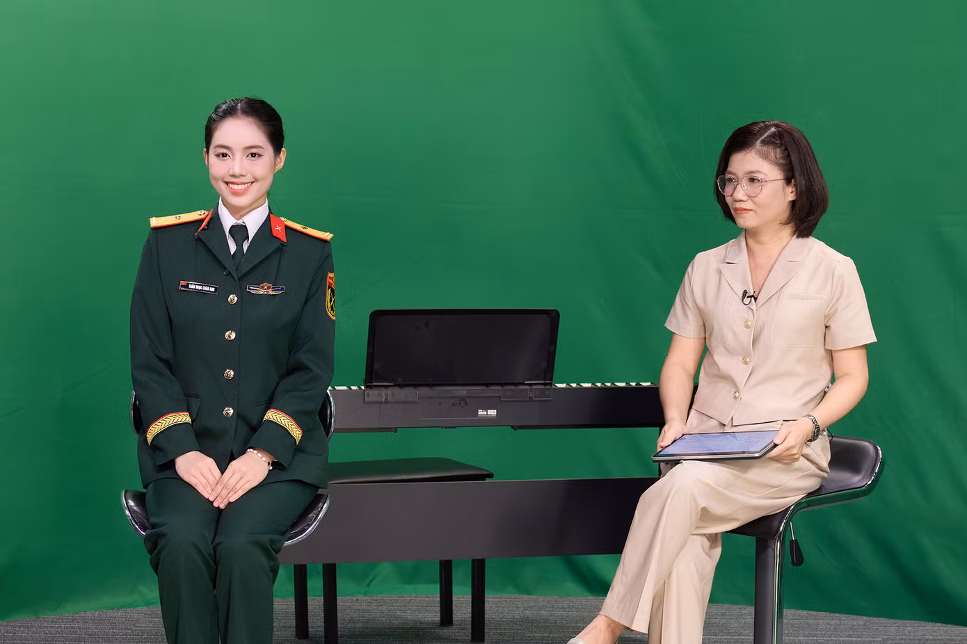 Cũng trong buổi trò chuyện, Châu Anh khoác lên mình bộ quân phục đã gắn liền với cô nhiều năm qua. Đây là lần đầu sau quá trình nửa năm dự thi Hoa hậu Việt Nam 2024, Châu Anh khoác lên mình bộ quân phục quen thuộc.