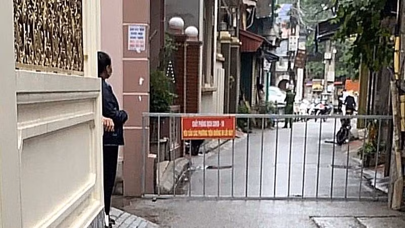 UBND xã Ninh Hiệp lập chốt "cứng", phong tỏa khu vực chợ Ninh Hiệp (ảnh trái). Các hàng, quán ở chợ Ninh Hiệp tuân thủ nghiêm công tác phòng dịch, đóng cửa tạm nghỉ bán hàng (ảnh phải). Ảnh: Hà Nội mới UBND xã Ninh Hiệp lập chốt "cứng", phong tỏa khu vực chợ Ninh Hiệp (ảnh trái). Các hàng, quán ở chợ Ninh Hiệp tuân thủ nghiêm công tác phòng dịch, đóng cửa tạm nghỉ bán hàng (ảnh phải). Ảnh: Hà Nội mới
