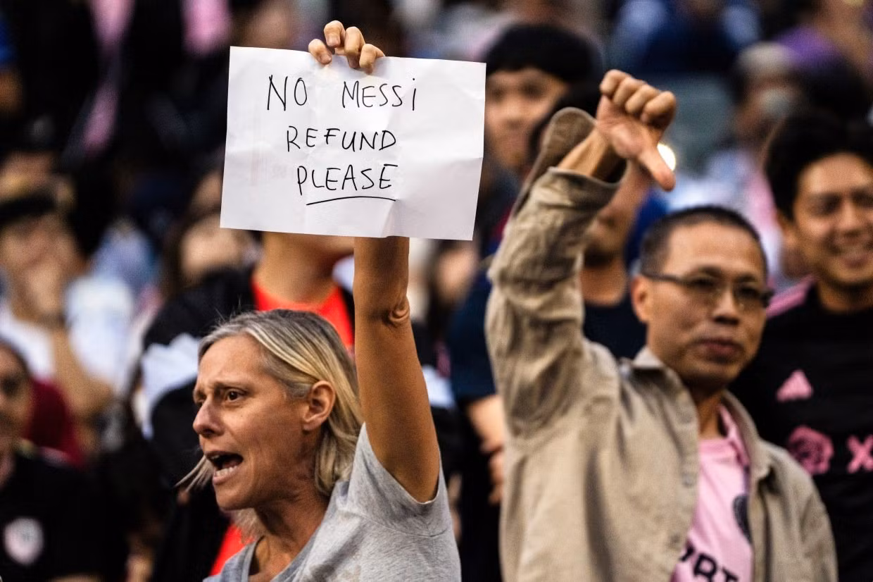 Fan đòi hoàn tiền, xé poster quảng cáo vì sân bóng vắng Messi.