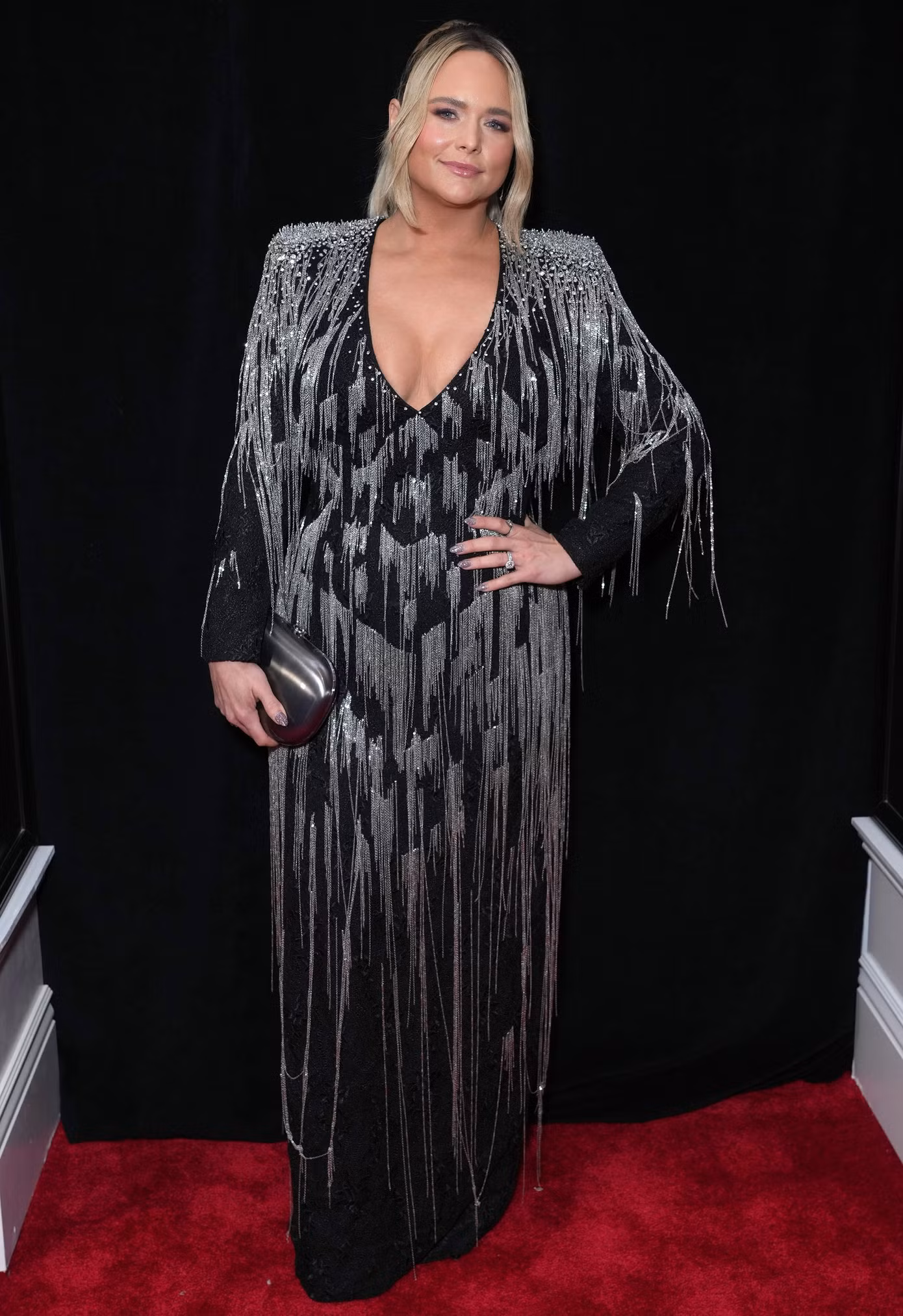 Ngôi sao nhạc đồng quê Miranda Lambert chọn trang phục của nhà mốt Việt Nam. Vợ cũ HLV The Voice Blake Shelton diện trang phục tua rua ấn tượng, hiệu ứng 3D của Lê Thanh Hòa để dự Grammy 2023.