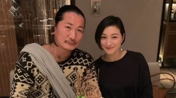 Jun Izutsu và Ryoko Hirosue.