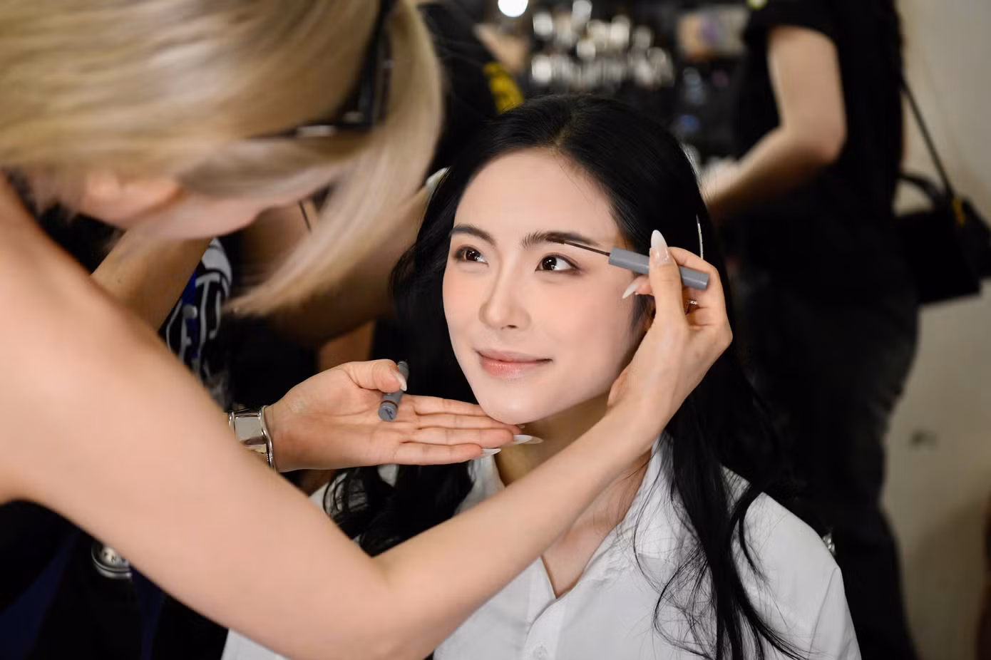 Vân Nhi cho biết cô mất 2 giờ đồng hồ để trang điểm, làm tóc. Cô chọn kiểu make up trong trẻo để phù hợp với trang phục áo dài. Vân Nhi nói thêm trang phục dạ hội của cô cũng nhẹ nhàng, phù hợp tiêu chí chung cuộc thi. "Tôi có chút lo lắng nhưng không quá căng thẳng. Chúng tôi có nhiều buổi tập ráp sân khấu, tổng duyệt kỹ lưỡng cho đêm nay", cô gái 19 tuổi chia sẻ thêm.