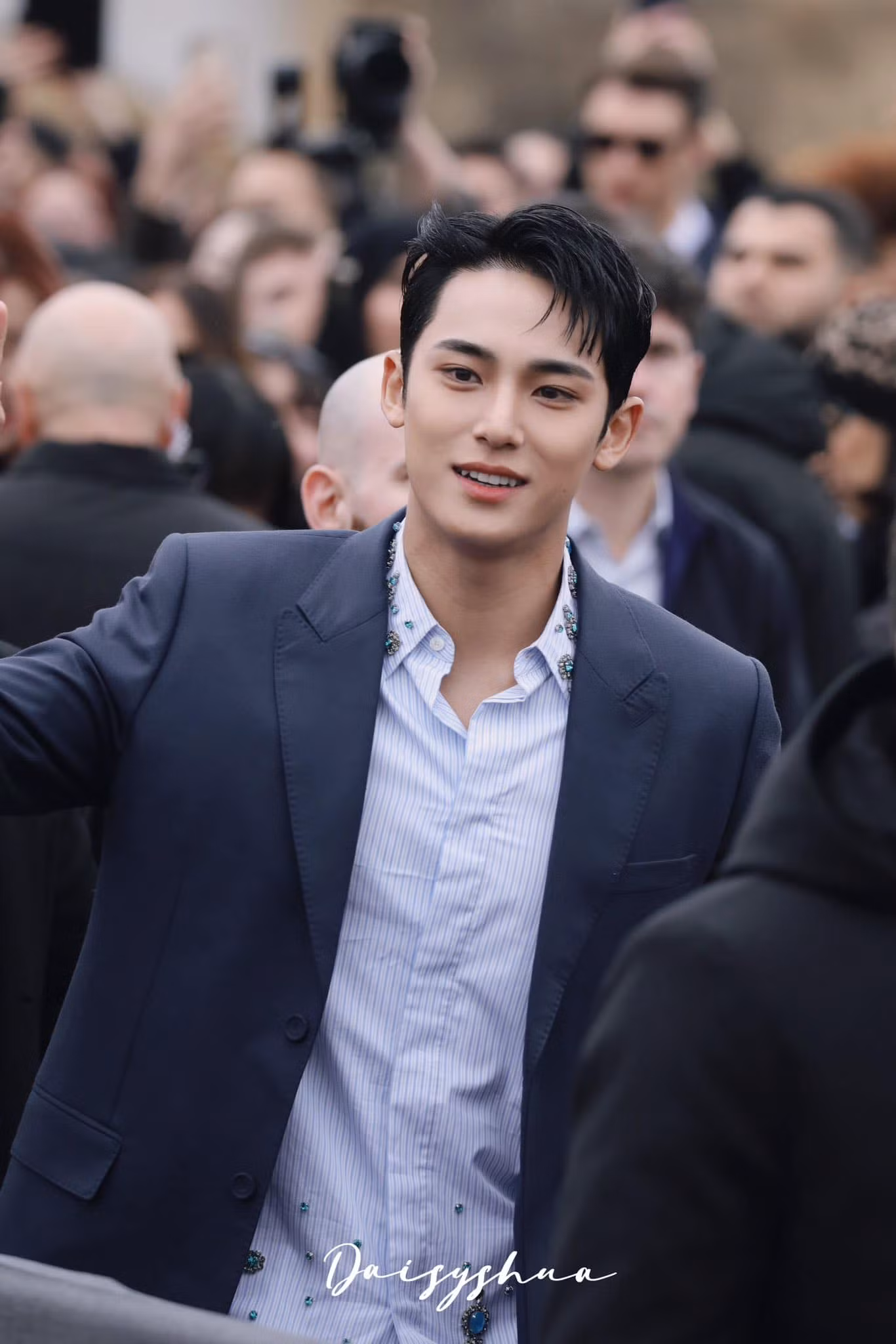 Khoảnh khắc Mingyu được người hâm mộ săn đón tại Tuần lễ thời trang Paris, Pháp viral trên các diễn đàn. Thành viên nhóm SEVENTEEN được khen không góc chết trước ống kính phóng viên.
