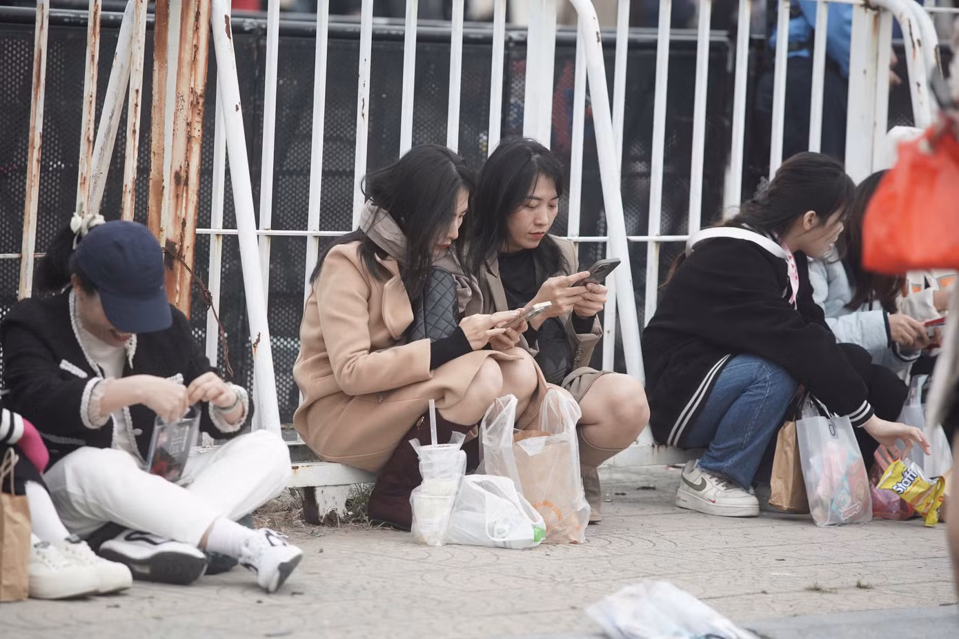 Nhiều người chuẩn bị đồ ăn, thức uống và giữ sức trước khi vào sân khấu. Ngọc Hà (20 tuổi, Long Biên) cho biết cô mua hạng vé đứng có giá 2,5 triệu đồng. "Tôi có mặt xếp hàng từ 12h. Trời hôm nay không nắng nên quá trình xếp hàng không mệt lắm. Tôi cũng chuẩn bị sẵn áo ấm, khăn choàng, chỉ chờ đến giờ xem show", Ngọc Hà nói.
