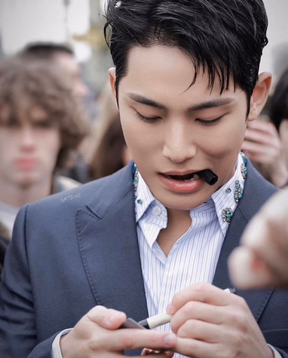 Mingyu tái hiện "khoảnh khắc Han So Hee" tại tuần lễ thời trang. Các thần tượng Hàn Quốc vẫn giữ thói quen ký tên bằng bút lông gửi người hâm mộ.