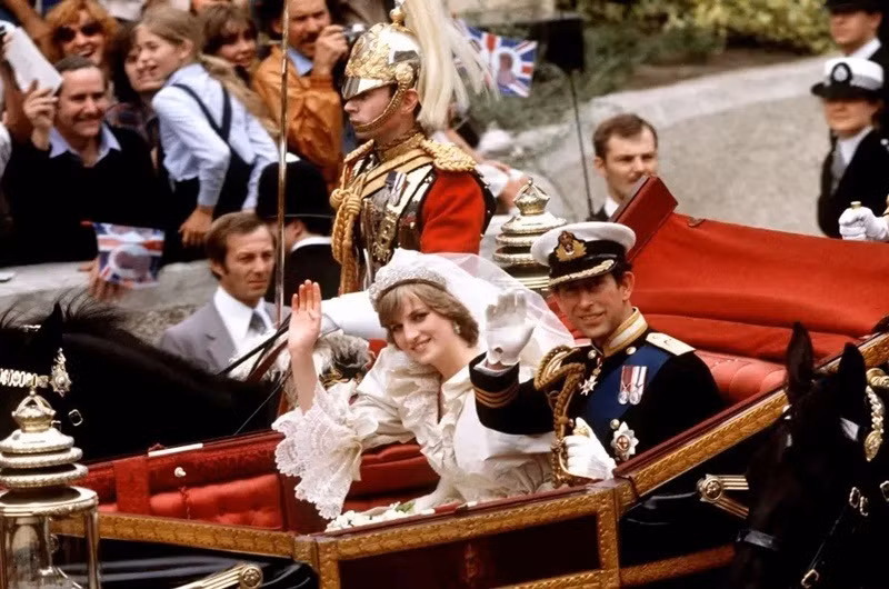 Charles trong ngày được tấn phong Thân vương xứ Wales và trong lễ cưới với Công nương Diana.
