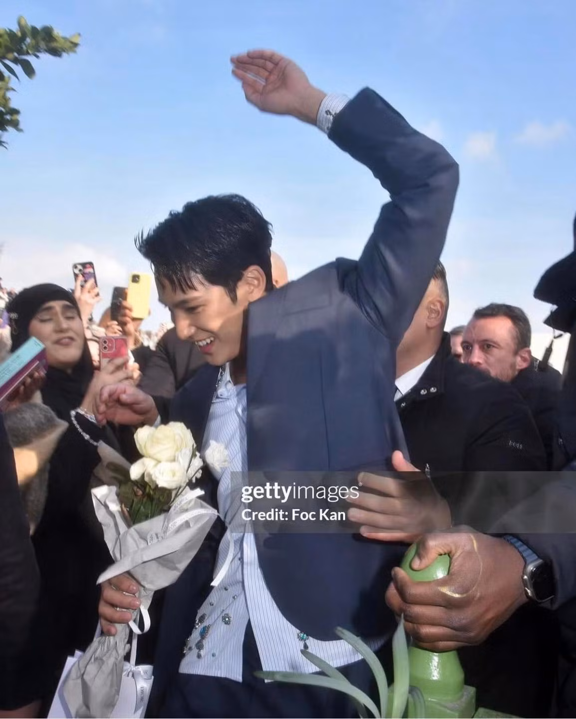 Ngày 26/2 , Mingyu dự show Dior thuộc Tuần lễ thời trang Paris, Pháp. Khoảnh khắc nam ca sĩ cầm hoa sau show viral. Thành viên nhóm Seventeen được người hâm mộ "bao vây", đòi lấy hoa và nhận làm chồng. Trên mạng xã hội, người hâm mộ nữ liên tục bình luận đòi nhận chồng.