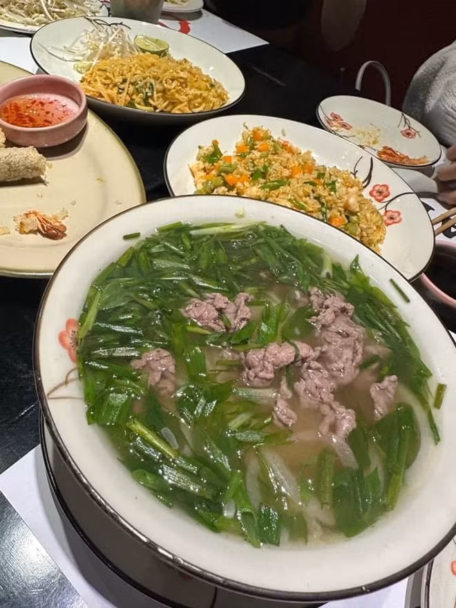 Ningning khoe ăn món phở bò tại Việt Nam.