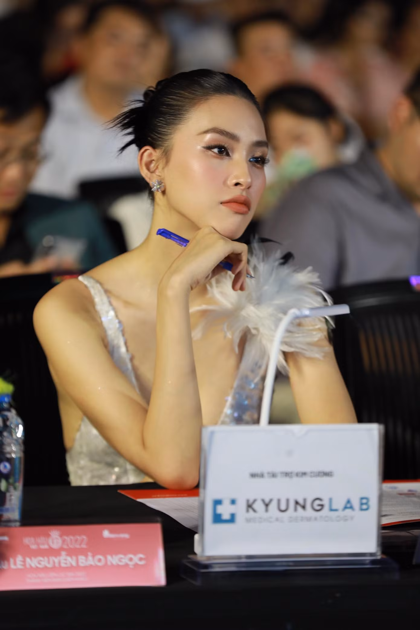 Đây là lần đầu Tiểu Vy đảm nhận vai trò giám khảo cuộc thi Hoa hậu Việt Nam. Trước đó, cô ngồi ghế nóng Hoa hậu Thế giới Việt Nam 2019. Kể từ ngày đăng quang năm 2018, nhan sắc Tiểu Vy càng thăng hạng.