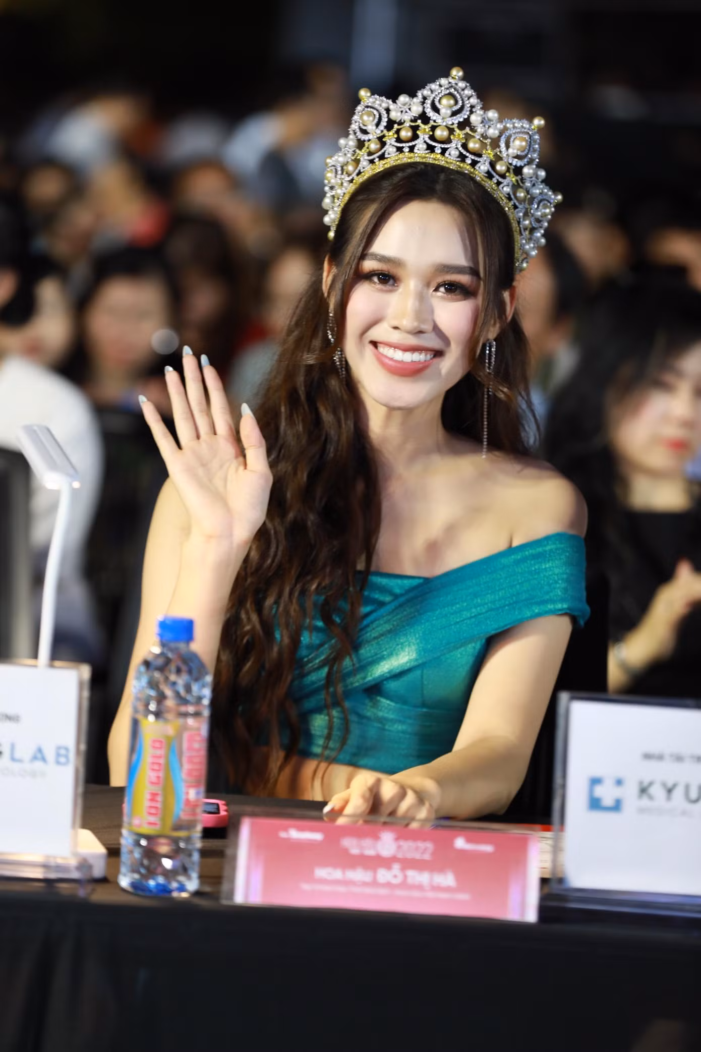 Trong cùng khung hình, Đỗ Thị Hà và nàng hậu được mệnh danh là Hoa hậu của các hoa hậu tỏa sáng theo cách khác nhau. Trong khi đương kim Hoa hậu Việt Nam toát lên vẻ trẻ trung, Tiểu Vy lại toát ra vẻ kiêu sa, đằm thắm.