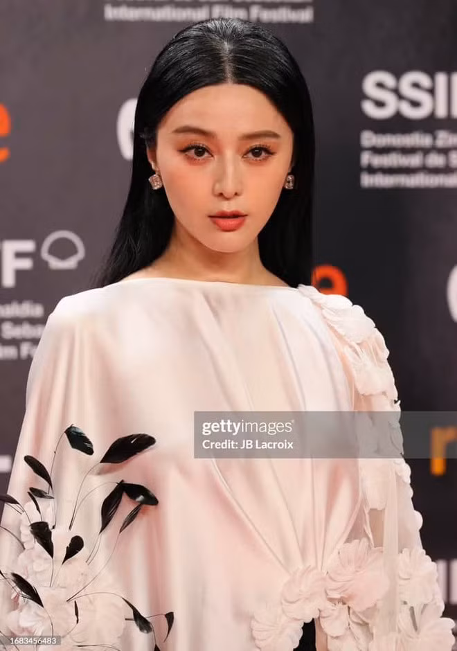 Lần này, ống kính không chỉnh sửa Getty không bắt được nhược điểm gương mặt của Phạm Băng Băng. Trên Weibo, cô nhận được nhiều lời khen với lối trang điểm nhẹ, mái tóc suôn thẳng. Nữ diễn viên liên tục được xin bí quyết trẻ trung, làn da mịn ở tuổi 42.