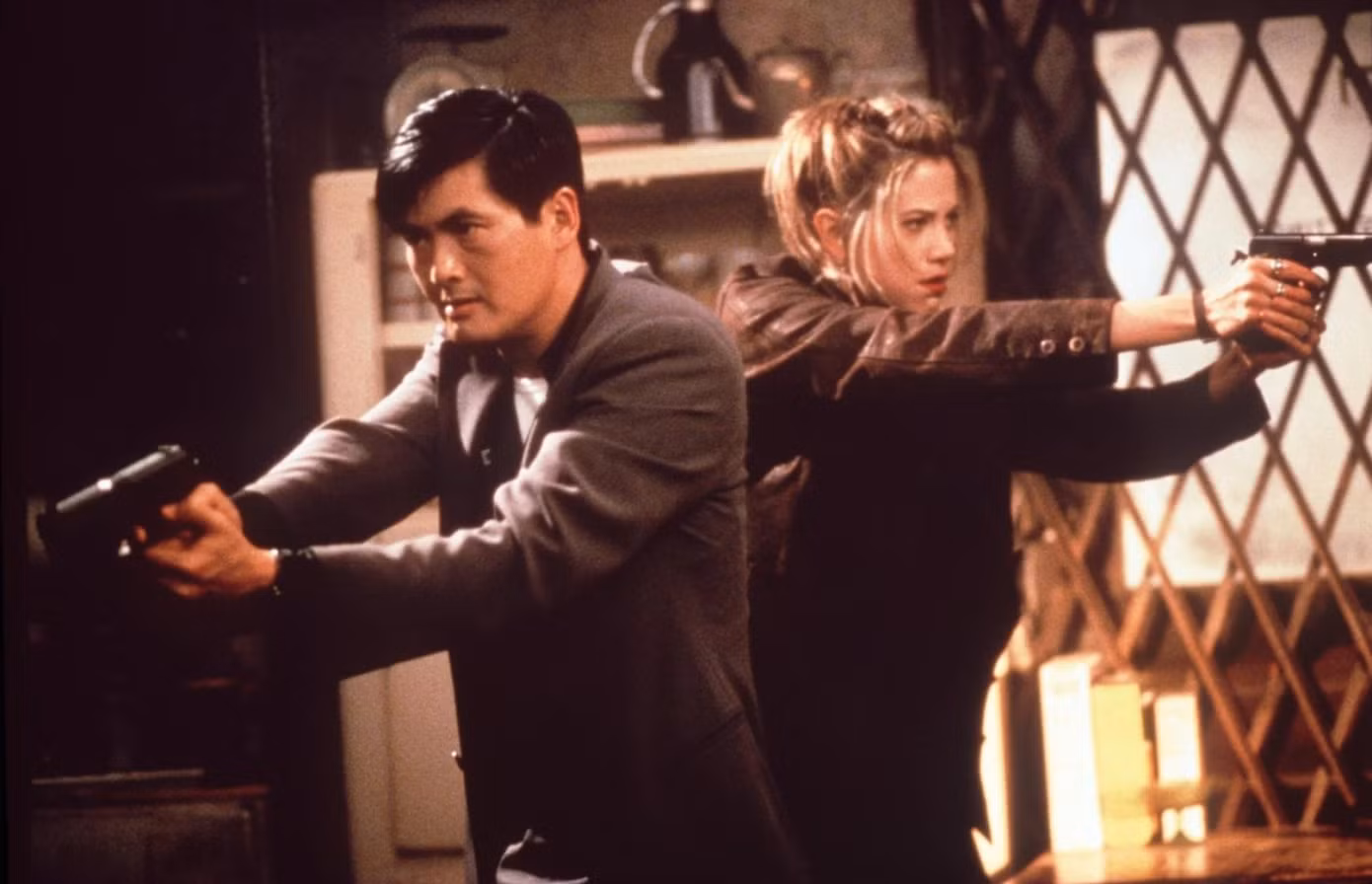 Châu Nhuận Phát và Mira Sorvino trong The Alternative Killers (1998).